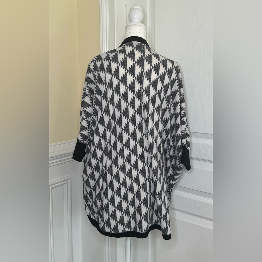 LuLaRoe Tracy Lightweight Sweater Knit Cardigan Size Small - Picture 5 of 11